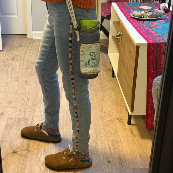 NATURAL LIFE Crossbody Water 💦 Bottle Holder with Pocket and adjustable strap - Picture 2 of 10